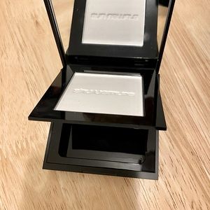 Shu Uemura Fine translucent powder particles are thin and lightly.